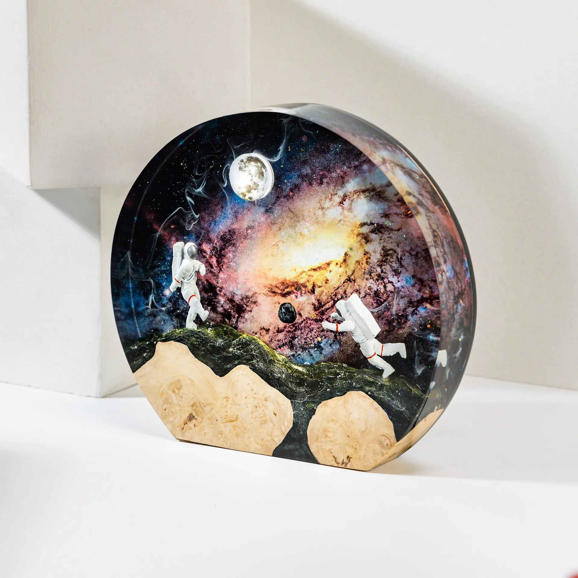 Universe Theme Resin Lamp Creative Art Night Light Astronaut Spacewalk Landscape Decoration Colorsful Table Lamp USB Charing
Universe Theme Resin Lamp Creative Art Night Light Astronaut Spacewalk Landscape Decoration Colorsful Table Lamp USB Charing