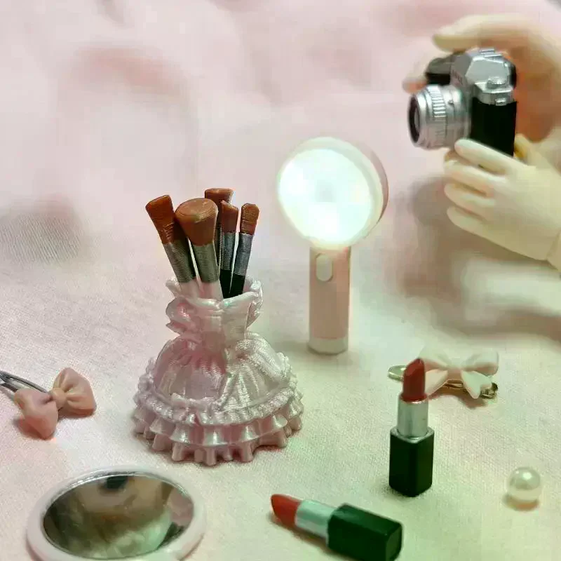 1 Set Miniature Scene Dressing Table Ornament 1/12 Scale Dollhouse Simulation Dance Skirt Makeup Brush Model For Doll Accessory
1 Set Miniature Scene Dressing Table Ornament 1/12 Scale Dollhouse Simulation Dance Skirt Makeup Brush Model For Doll Accessory