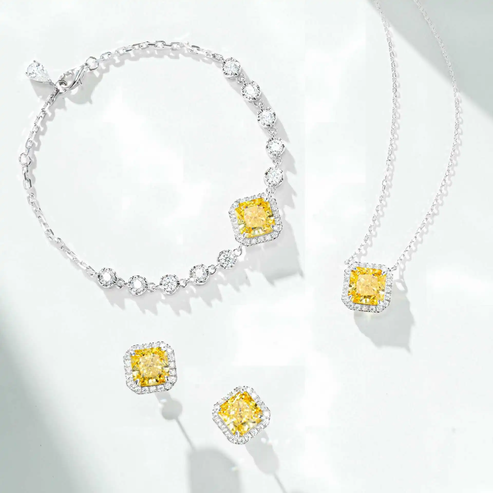 Набор элитных женских украшений из стерлингового серебра S925 с желтыми бриллиантами огранки «принцесса» в форме квадрата, класса люкс, от бутика.
Набор элитных женских украшений из стерлингового серебра S925 с желтыми бриллиантами огранки «принцесса» в форме квадрата, класса люкс, от бутика.