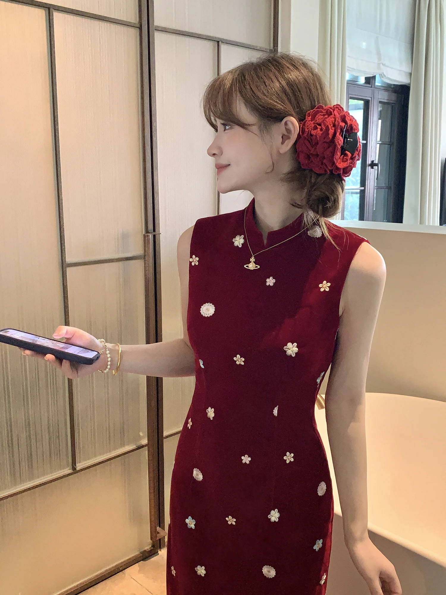Red Embroidered Slimming Elegant Sleeveless Long Qipao Dress for Women New Style Chinese Retro Fit And Flare Daily Wear
Red Embroidered Slimming Elegant Sleeveless Long Qipao Dress for Women New Style Chinese Retro Fit And Flare Daily Wear