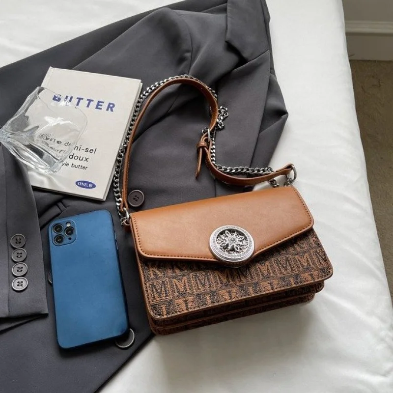 Fashionable Ladies Crossbody-Bag Made Of Geo-Printed Leather Featuring Designer Inspired Long-Lasting Vintage Style
Fashionable Ladies Crossbody-Bag Made Of Geo-Printed Leather Featuring Designer Inspired Long-Lasting Vintage Style