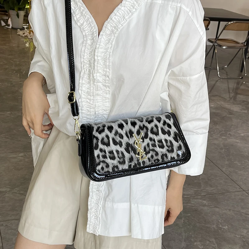 Simple Unique Casual Fashionable Bag For Women With Crossbody Strap And Letter Logo Design
Simple Unique Casual Fashionable Bag For Women With Crossbody Strap And Letter Logo Design