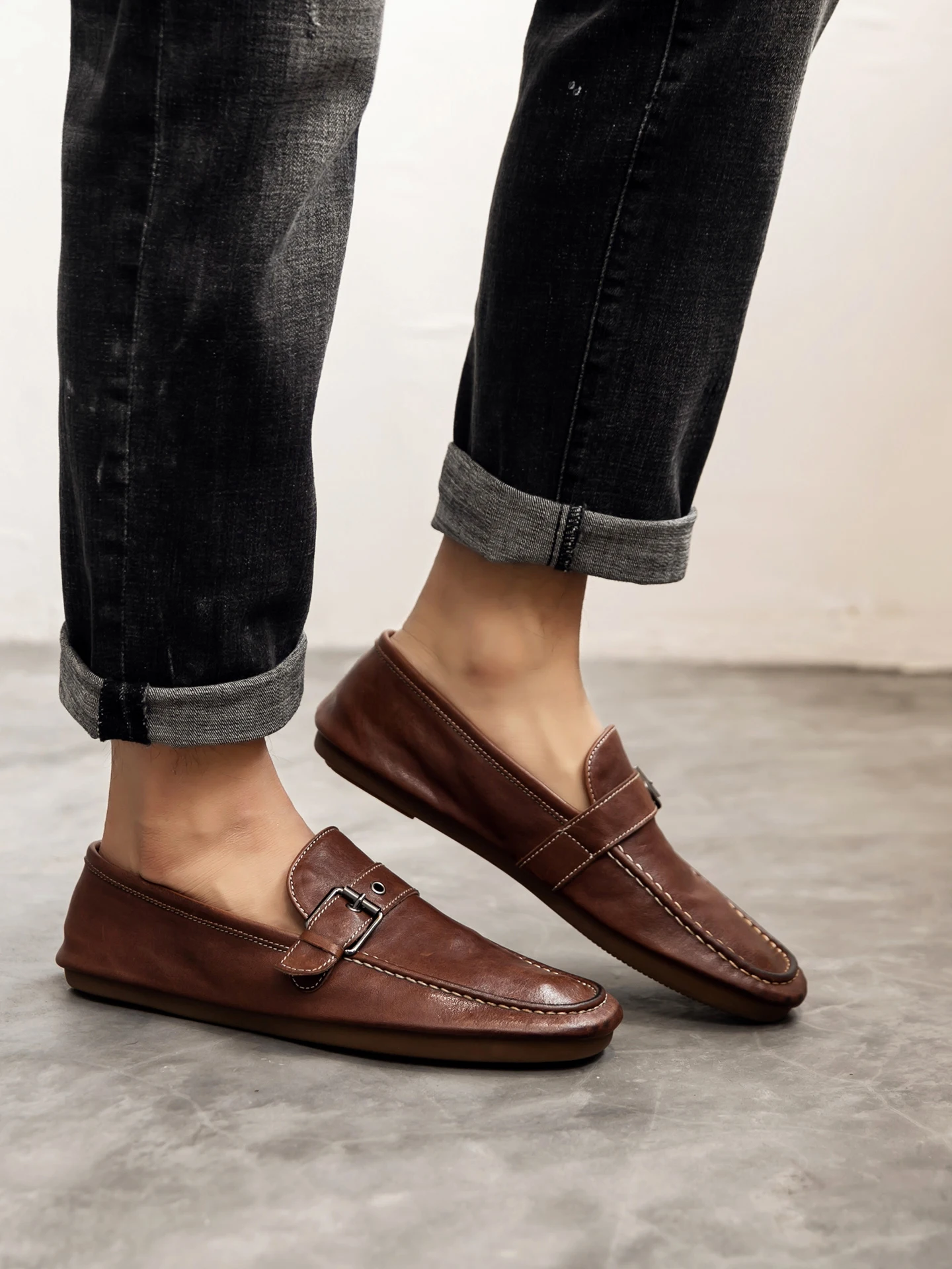 Genuine Leather Men's Driving oes Comfortable Soft Bot Retro Briti Sle Slip-On Casual Loers Breathable round Toe
Genuine Leather Men's Driving oes Comfortable Soft Bot Retro Briti Sle Slip-On Casual Loers Breathable round Toe