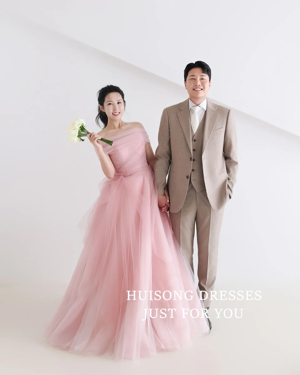 HUISONG Customized Pink Tulle Korean Wedding Dress 프롬드레스 Off the Shoulder Sleeveless Bridal Gown Korea Wedding Photo Shoot Dress
HUISONG Customized Pink Tulle Korean Wedding Dress 프롬드레스 Off the Shoulder Sleeveless Bridal Gown Korea Wedding Photo Shoot Dress