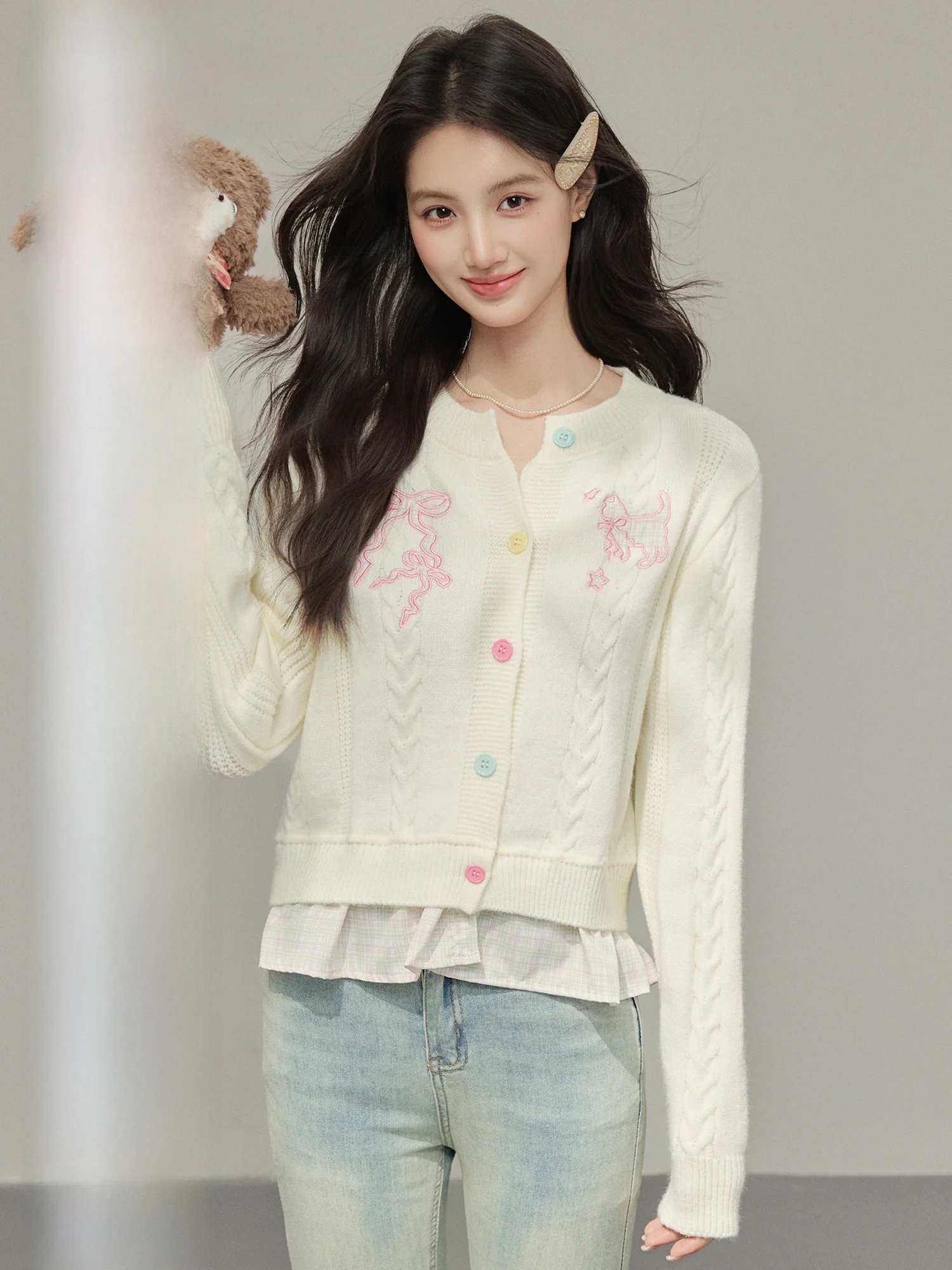 Новый женский вязаный кардиган Sweet Sle с вышивкой и круглым вырезом, осенний, в клетку, из мягкой смесовой ткани с полиэстером
Новый женский вязаный кардиган Sweet Sle с вышивкой и круглым вырезом, осенний, в клетку, из мягкой смесовой ткани с полиэстером