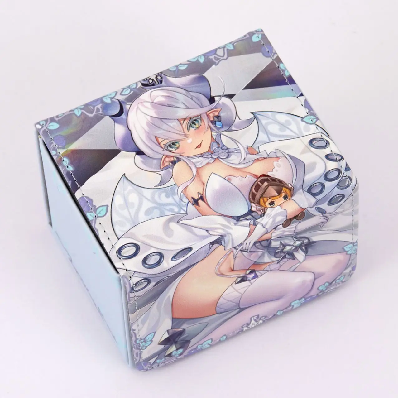 Yugioh Прекрасный лабринт серебряной коробки для палубы замка Yu-Gi-Oh! PTCG TCG OCG Коробка для хранения торговых карт Коробка для сбора из искусственной кожи 
Yugioh Прекрасный лабринт серебряной коробки для палубы замка Yu-Gi-Oh! PTCG TCG OCG Коробка для хранения торговых карт Коробка для сбора из искусственной кожи