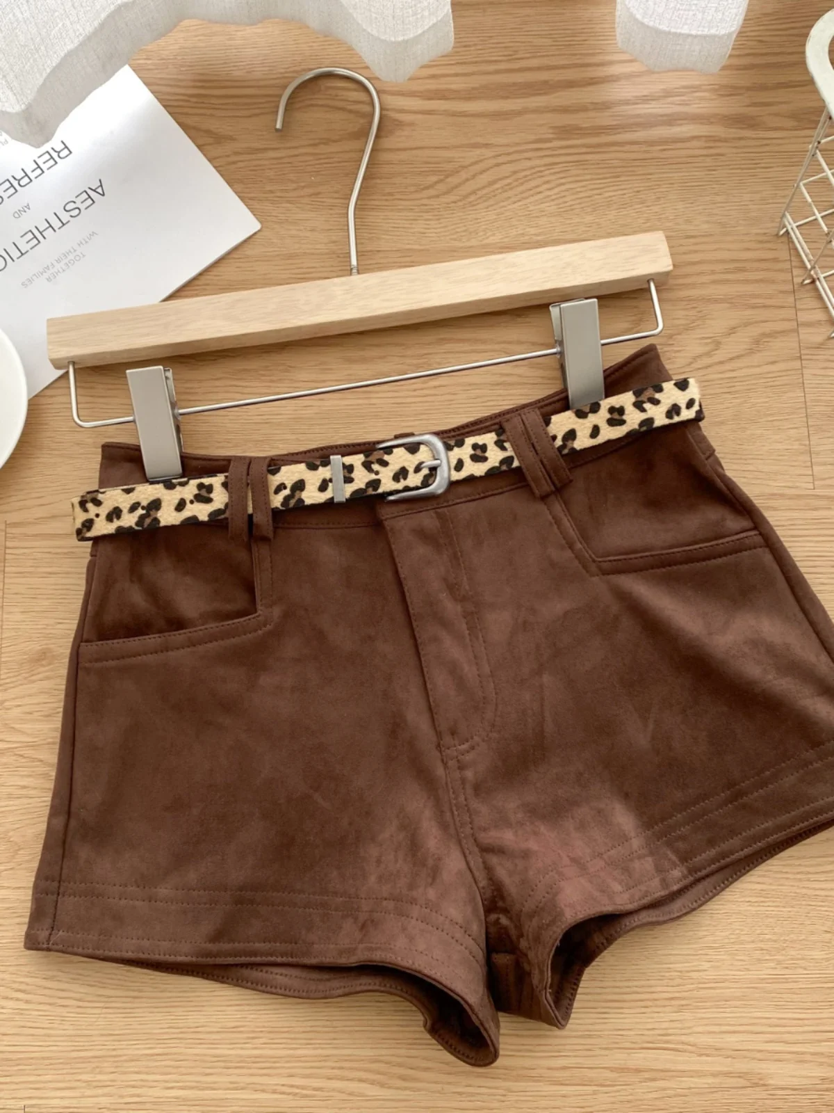 Retro American Spicy Girl Slimming Casual Pants Women's Autumn 2024 Leopard Print Belt High Waist Deer Skin Velvet Shorts
Retro American Spicy Girl Slimming Casual Pants Women's Autumn 2024 Leopard Print Belt High Waist Deer Skin Velvet Shorts