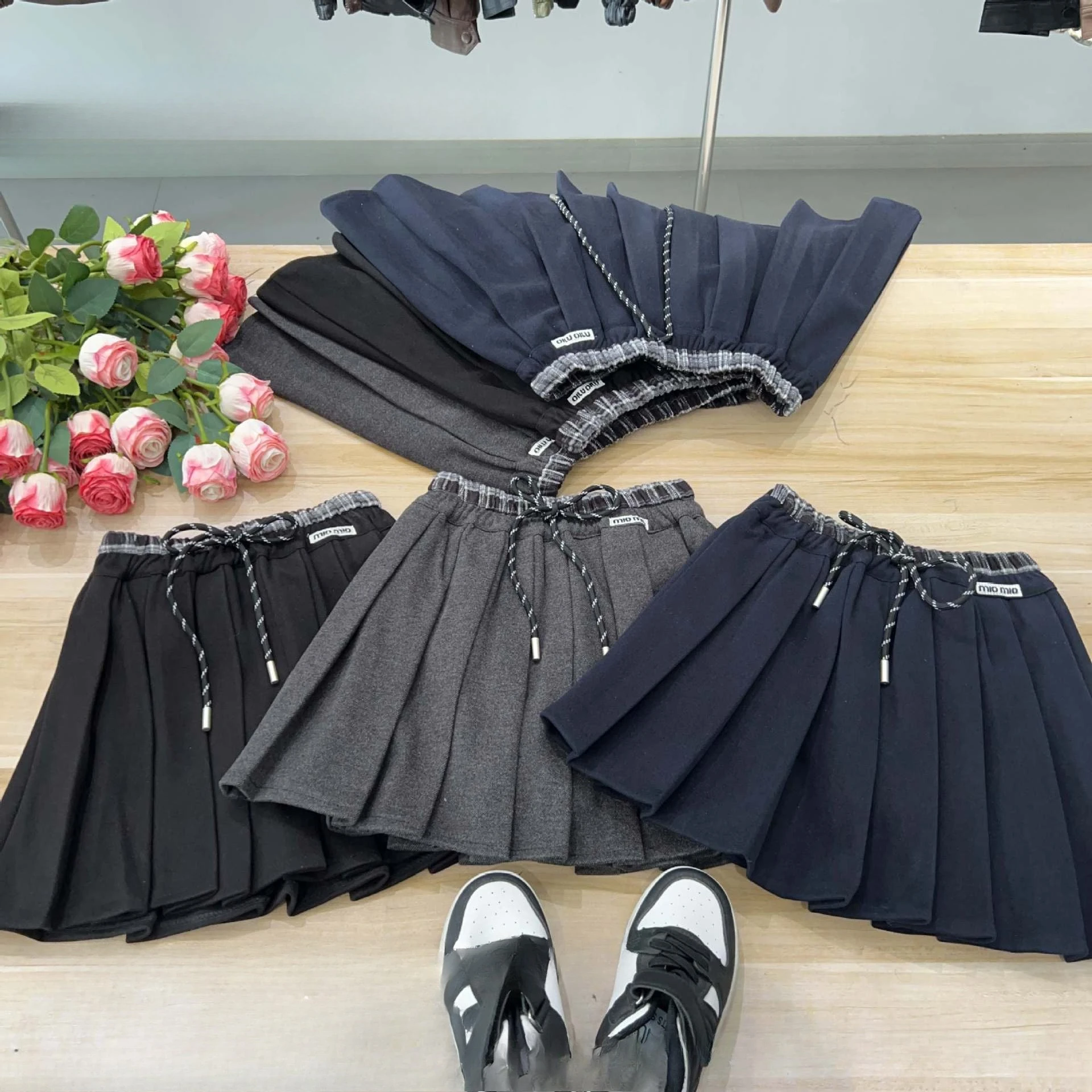 Girls' autumn and winter woolen skirt, versatile pleated skirt 2025 new
Girls' autumn and winter woolen skirt, versatile pleated skirt 2025 new