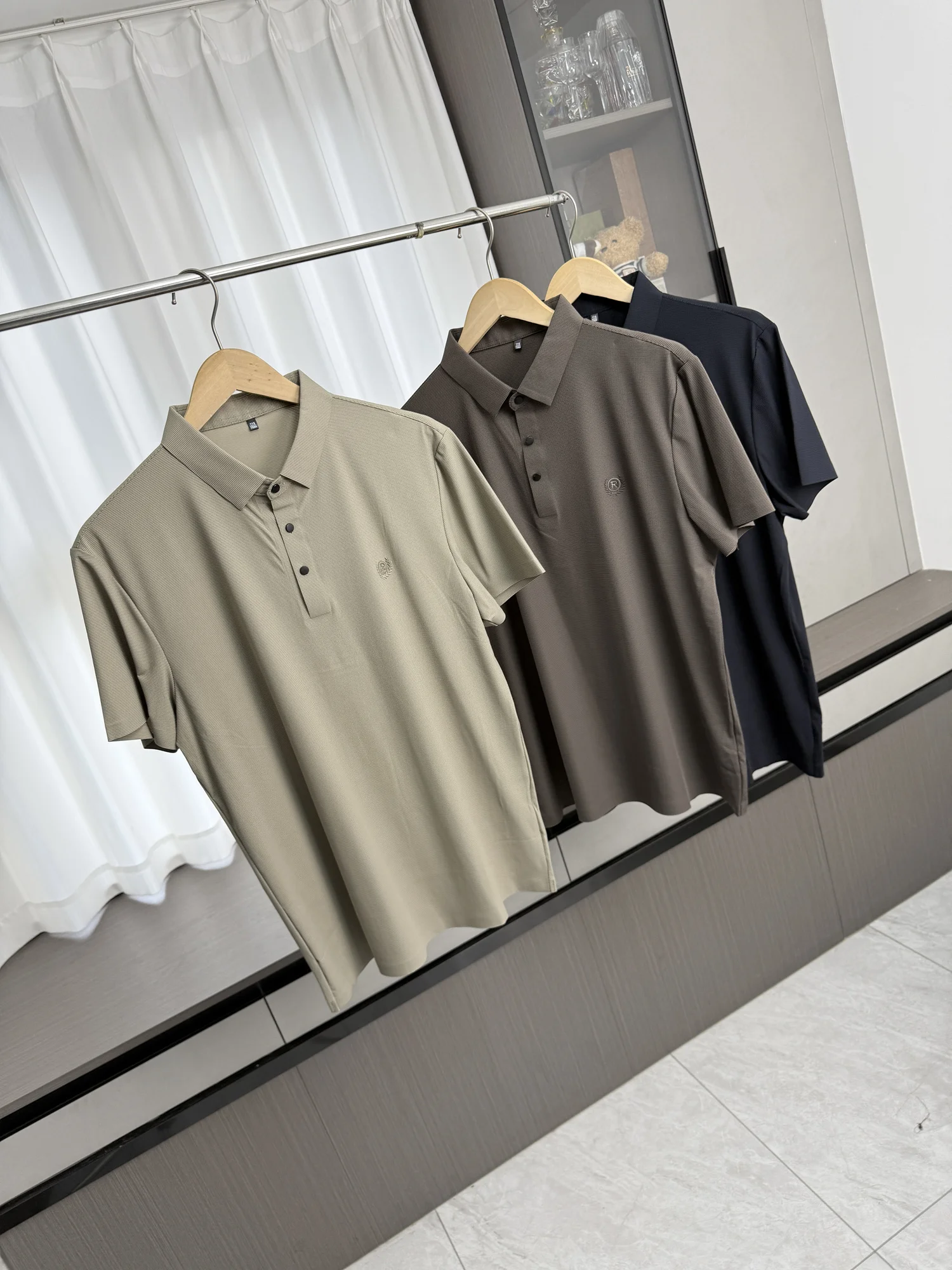 Ice Silk Texture Men's Summer Business Casual Short Sleeve Shirt Breathable Cool Feeling Regular Fit Neck Button Cl...
Ice Silk Texture Men's Summer Business Casual Short Sleeve Shirt Breathable Cool Feeling Regular Fit Neck Button Cl...
