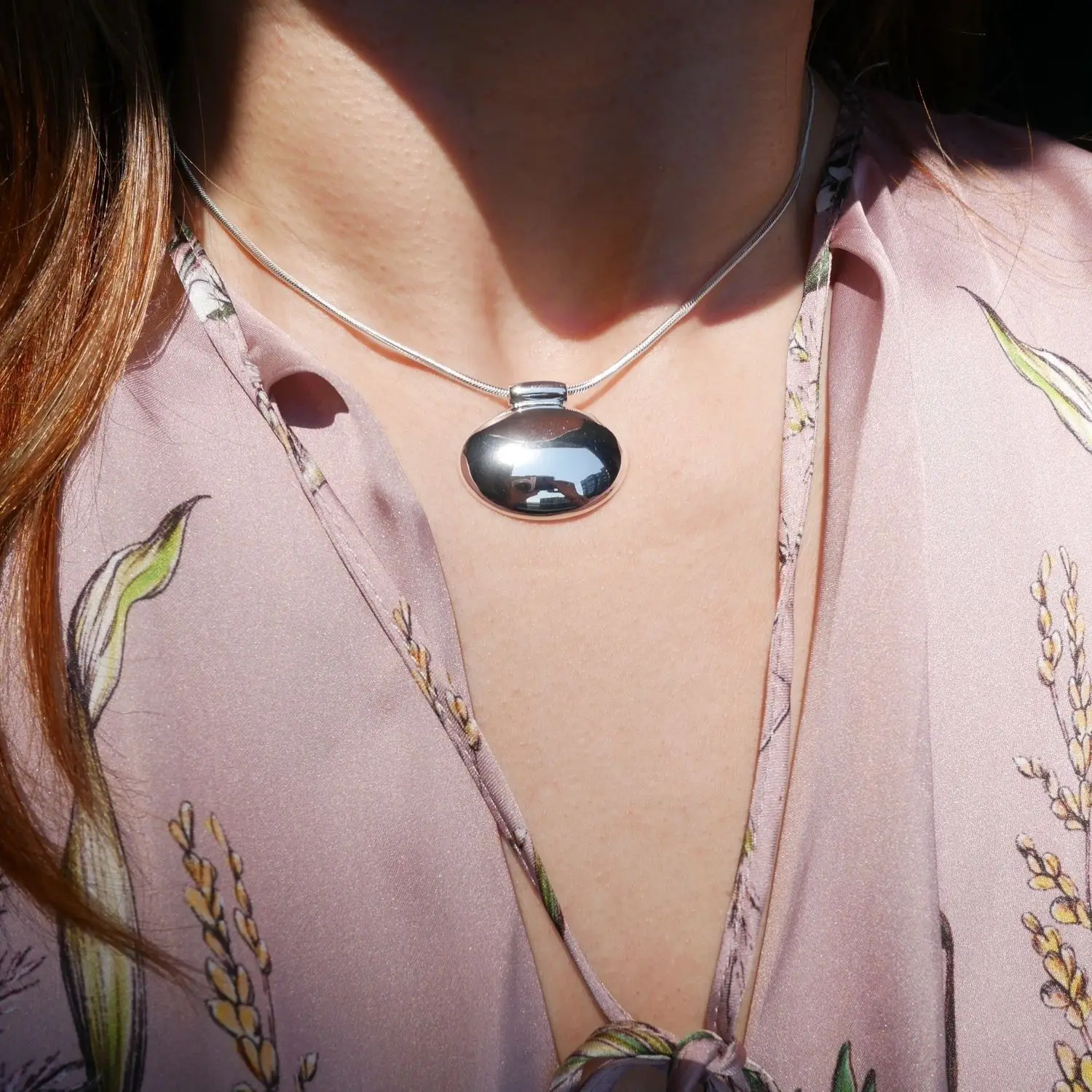 Blogger's New Niche Oval Egg Surface Necklace with The Same Accessories, Jewelry Women's High-end Collarbone Chain
Blogger's New Niche Oval Egg Surface Necklace with The Same Accessories, Jewelry Women's High-end Collarbone Chain