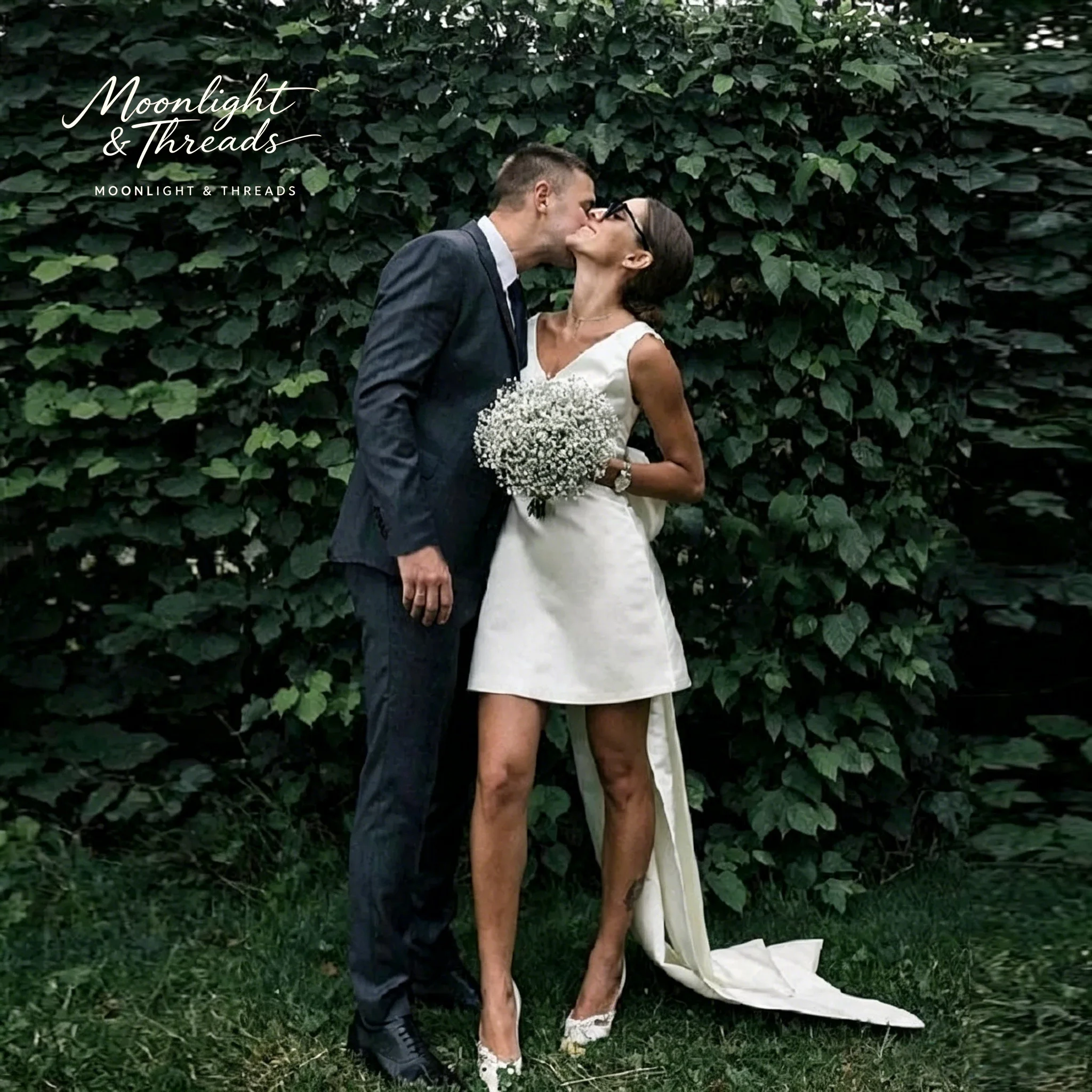 White halter V-neck short dress knee-length formal occasion wedding dress floor-length back with a large bow
White halter V-neck short dress knee-length formal occasion wedding dress floor-length back with a large bow