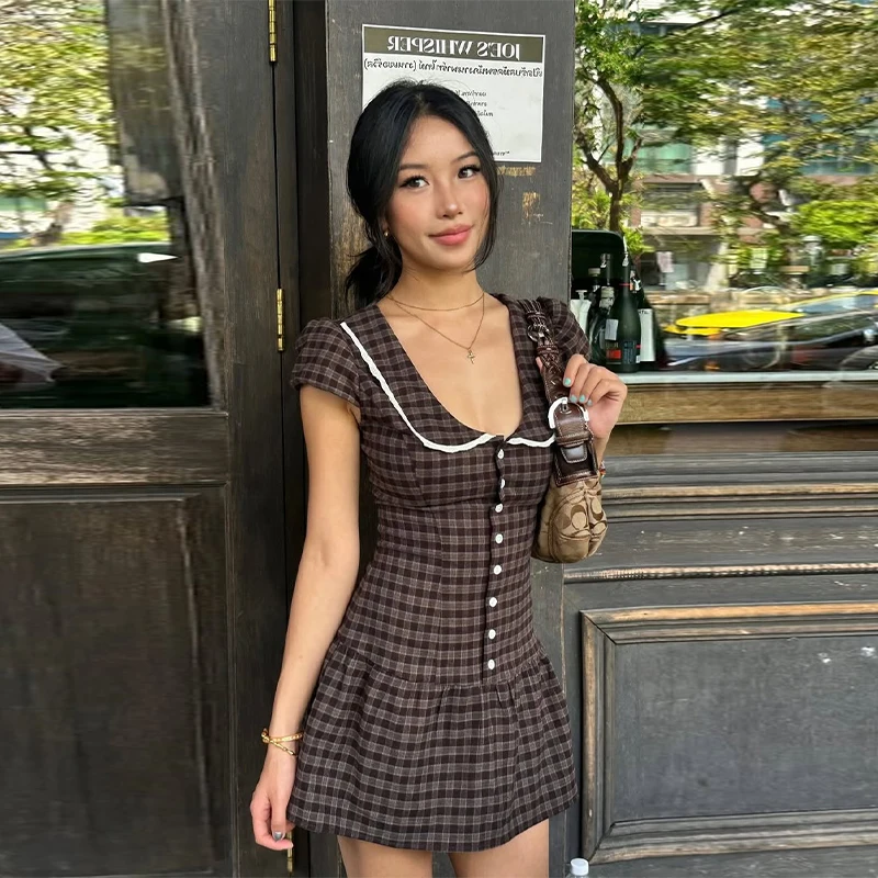 Women Retro U Neckplaid Mini Dresses Sexy Lace Trim Button Down Ruffle Hem A-line Dress Lady Summer Dating Party Elegant Clothes
Women Retro U Neckplaid Mini Dresses Sexy Lace Trim Button Down Ruffle Hem A-line Dress Lady Summer Dating Party Elegant Clothes