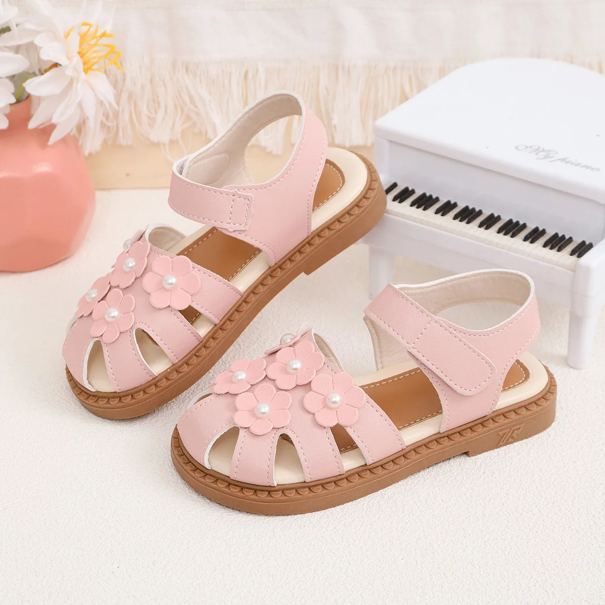 Little Girls Ankle Strap Sandals with Cute Flowers 2026 New Summer Kids Leather Cage Sandals Non-slip Trendy Party Wedding Flats
Little Girls Ankle Strap Sandals with Cute Flowers 2026 New Summer Kids Leather Cage Sandals Non-slip Trendy Party Wedding Flats