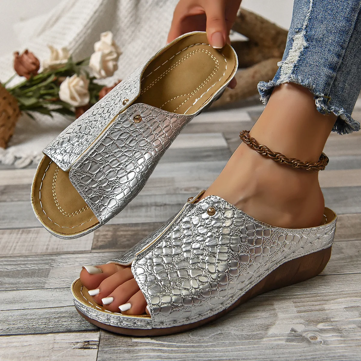 Summer Sandals Women's New Large Open Toe Thick Bottom Fish Mouth Car Suture European and American Women's Thick Bottom Slippers
Summer Sandals Women's New Large Open Toe Thick Bottom Fish Mouth Car Suture European and American Women's Thick Bottom Slippers
