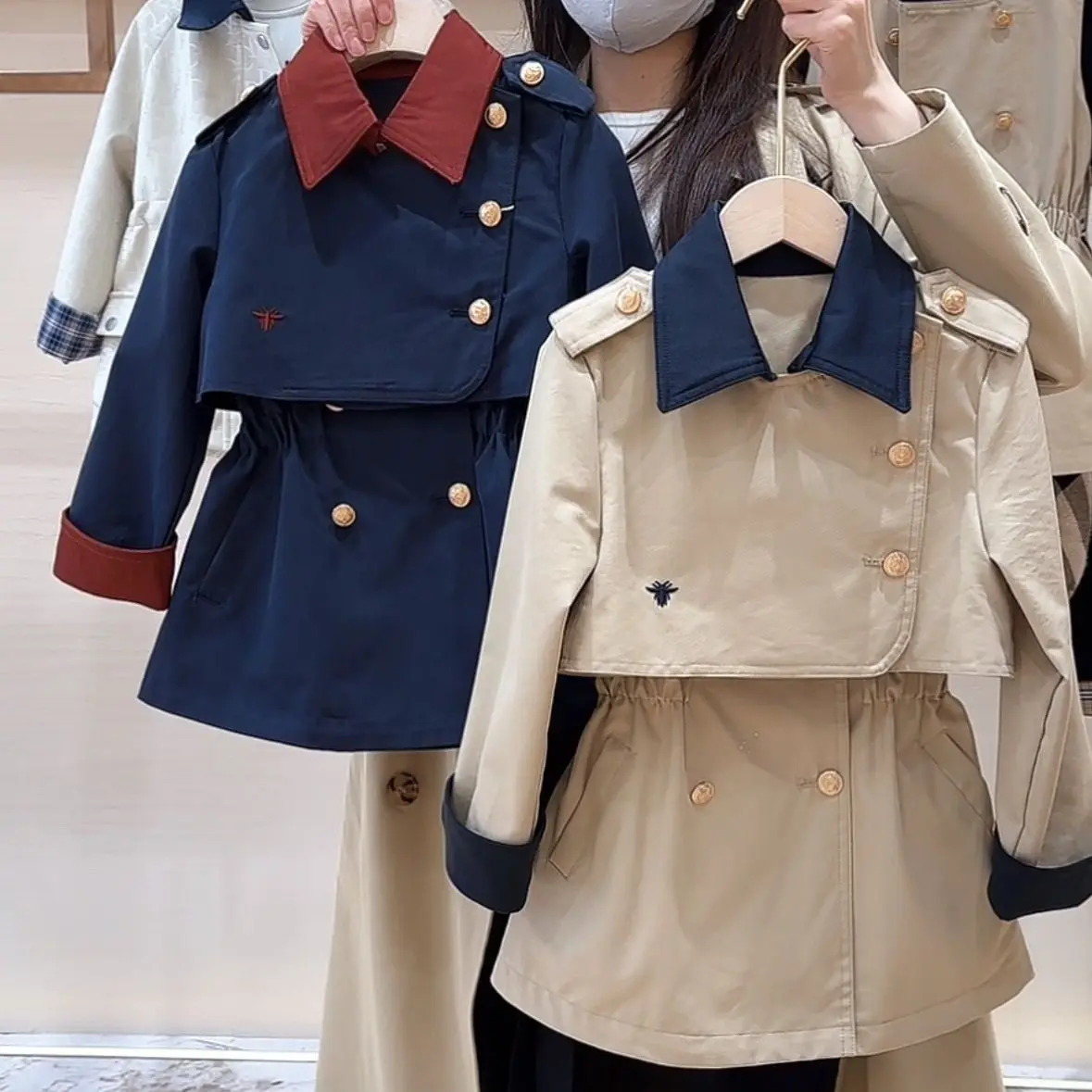 Комплект плащи для девочек, осень 2023, новый британский стиль, модный повседневный классический универсальный повседневный комплект из двух предметов
Комплект плащи для девочек, осень 2023, новый британский стиль, модный повседневный классический универсальный повседневный комплект из двух предметов