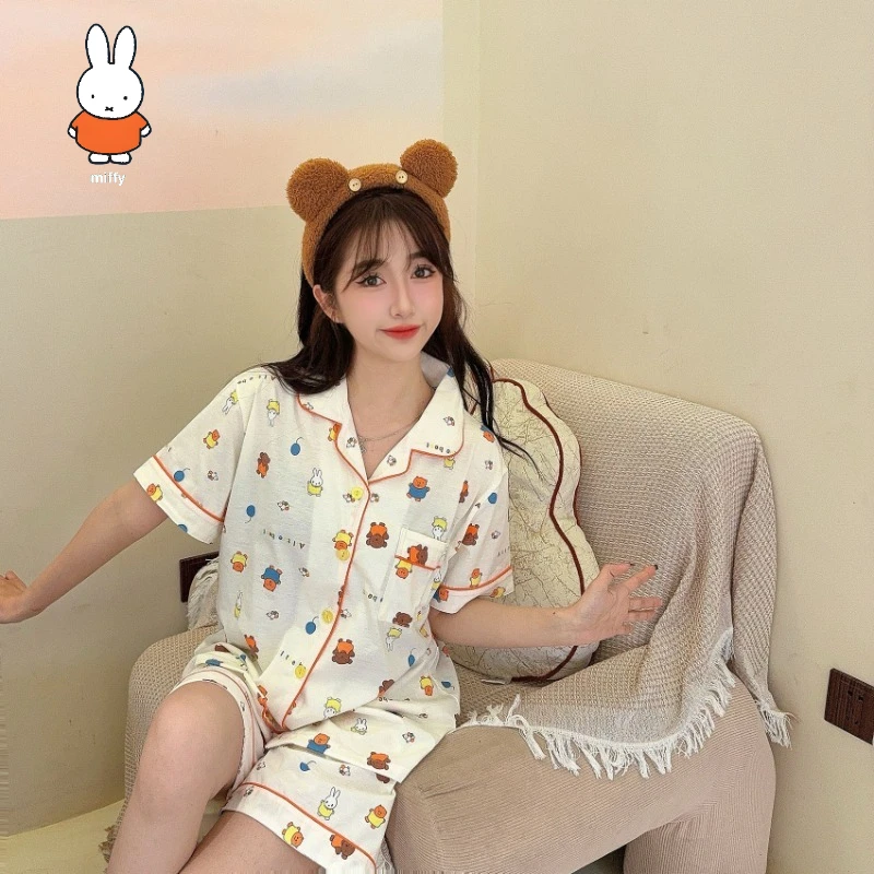 Новая рубашка и шорты из чистого хлопка с короткими рукавами и шортами Miffy Rabbit, домашняя одежда из двух предметов с милым мультяшным рисунком, тонкая
Новая рубашка и шорты из чистого хлопка с короткими рукавами и шортами Miffy Rabbit, домашняя одежда из двух предметов с милым мультяшным рисунком, тонкая