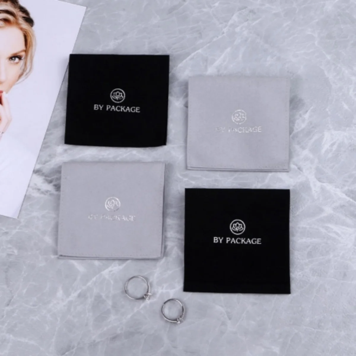 100pcs Custom Logo Microfiber Envelope Snap Button Pouch with Divider Wedding Favor Bags for Jewelry Ring Brooch Necklace Packag
100pcs Custom Logo Microfiber Envelope Snap Button Pouch with Divider Wedding Favor Bags for Jewelry Ring Brooch Necklace Packag