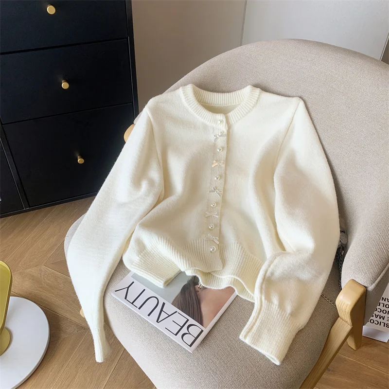 NEW White Cardigan Women Clothing Knitting Sweater Round Neck Long Sleeves Vintage Korean Fashion White Baggy Female Tops
NEW White Cardigan Women Clothing Knitting Sweater Round Neck Long Sleeves Vintage Korean Fashion White Baggy Female Tops