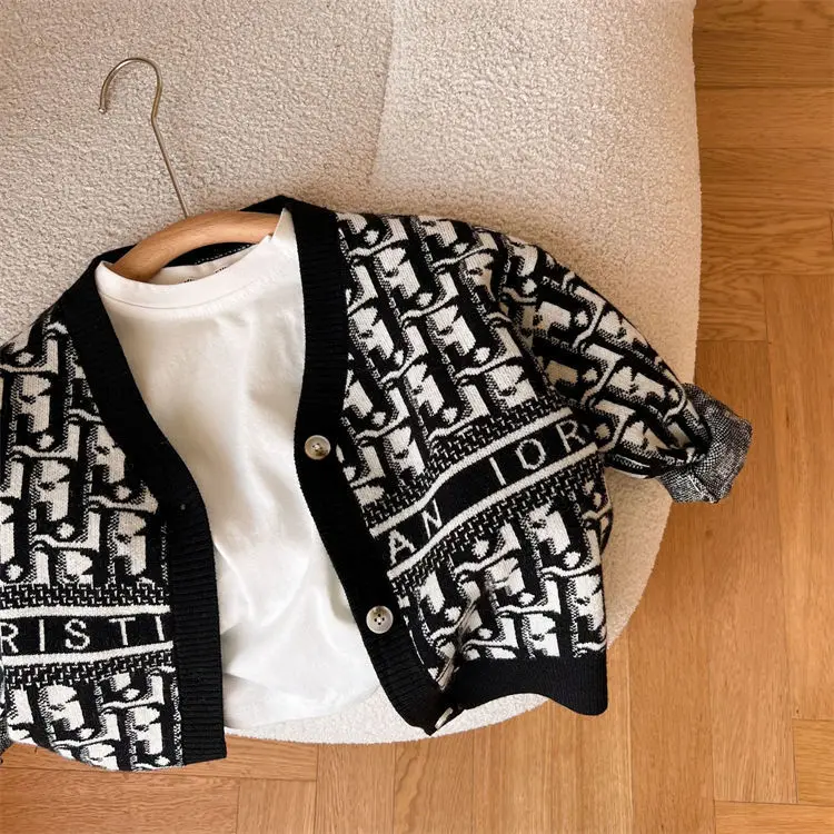 Children's sweater 2025 medium and small autumn new boys girls jacquard cardigan baby V-neck wool jacket
Children's sweater 2025 medium and small autumn new boys girls jacquard cardigan baby V-neck wool jacket