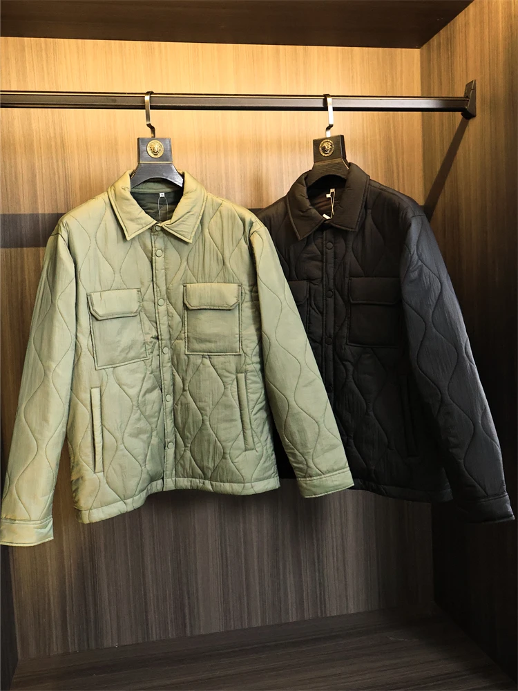 Свободный крой, мужской хлопковый жакет, стеганый модный городской воротник-стойка, теплая гарантированная зимняя длина обычной длины
Свободный крой, мужской хлопковый жакет, стеганый модный городской воротник-стойка, теплая гарантированная зимняя длина обычной длины