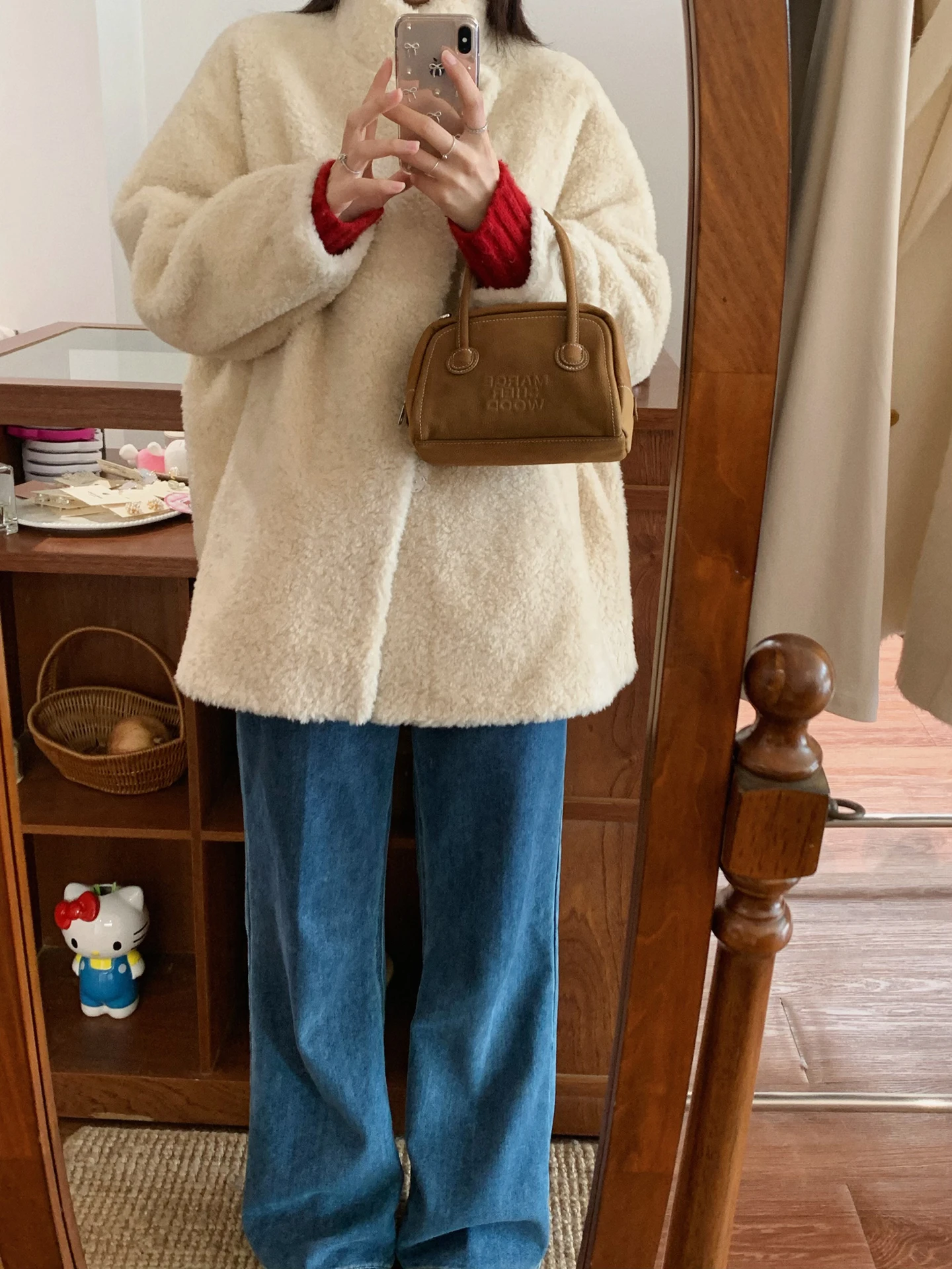 Корейское свободное длинное шерстяное пальто из меха для женщин, зимняя теплая верхняя одежда, повседневное пальто с воротником-стойкой, из натурального меха овчины
Корейское свободное длинное шерстяное пальто из меха для женщин, зимняя теплая верхняя одежда, повседневное пальто с воротником-стойкой, из натурального меха овчины