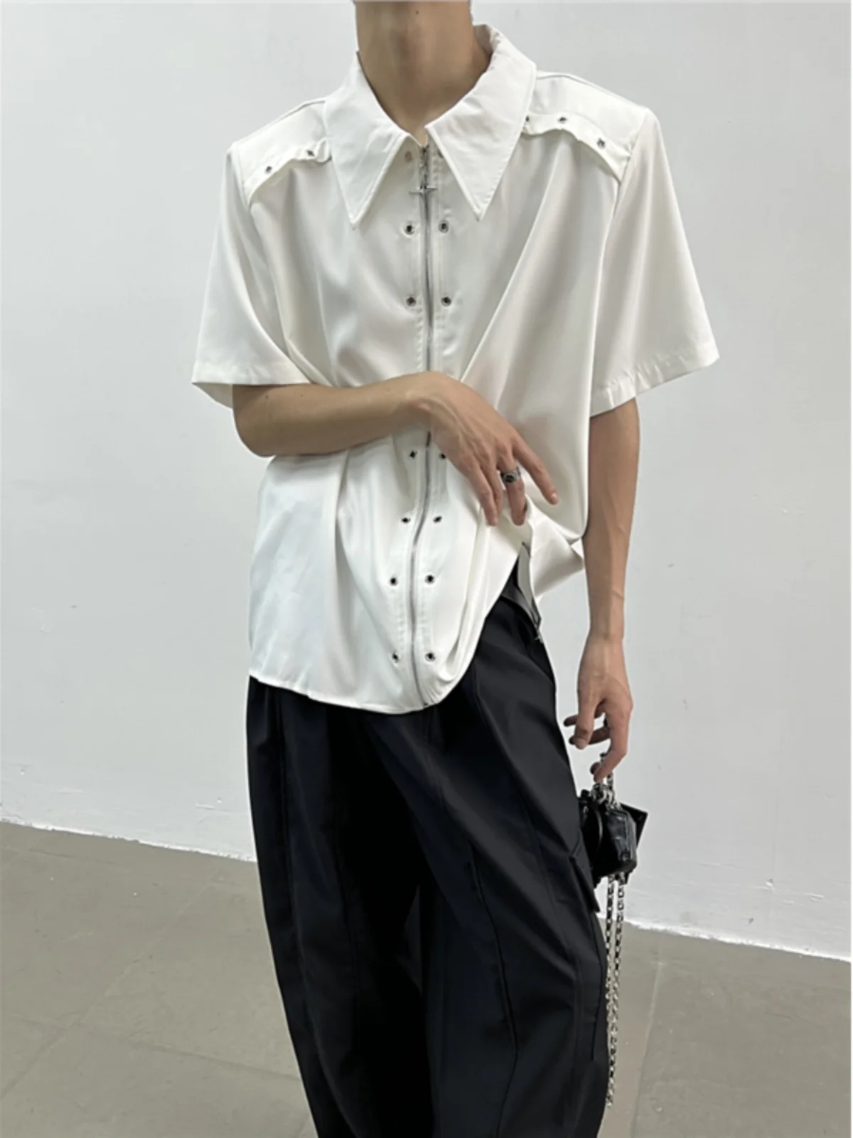 Street Sle Men's ort Sve irt oulder Pads Zipper Loose Fit Summer Trendy Brand Design Casual American Sle irt
Street Sle Men's ort Sve irt oulder Pads Zipper Loose Fit Summer Trendy Brand Design Casual American Sle irt