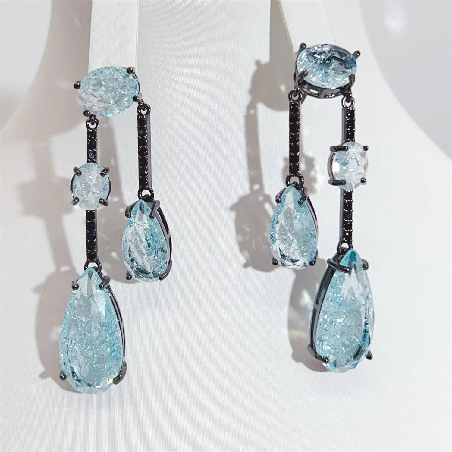 Новые серьги с ледяными цветами из микроинкрустации цирконом в модном стиле и серьги с медным покрытием
Новые серьги с ледяными цветами из микроинкрустации цирконом в модном стиле и серьги с медным покрытием