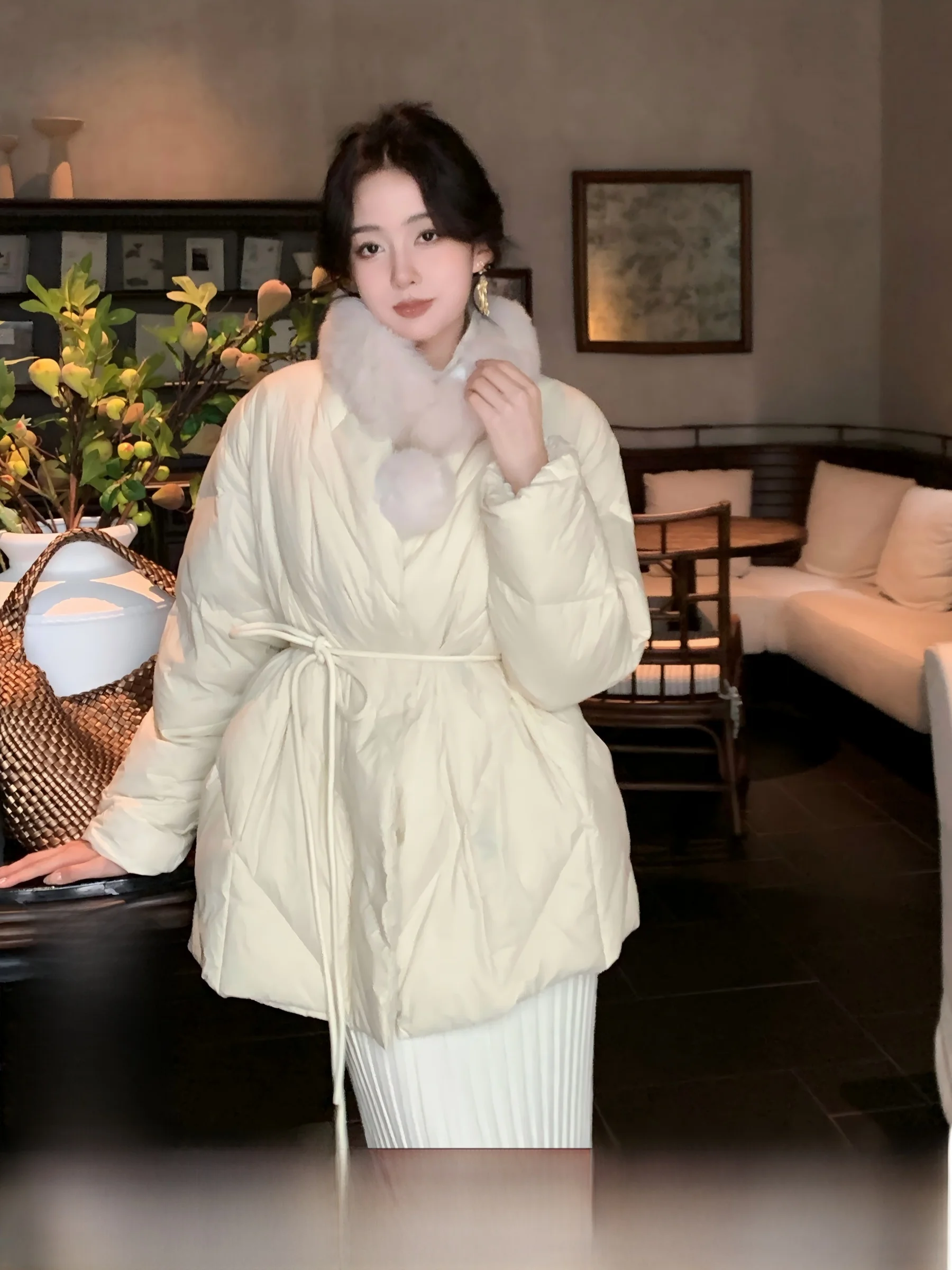 Elegant Retro Style Short down Jacket with Fur Collar Drawstring Pure Color Trendy Women's Warm Coat Vintage Look
Elegant Retro Style Short down Jacket with Fur Collar Drawstring Pure Color Trendy Women's Warm Coat Vintage Look
