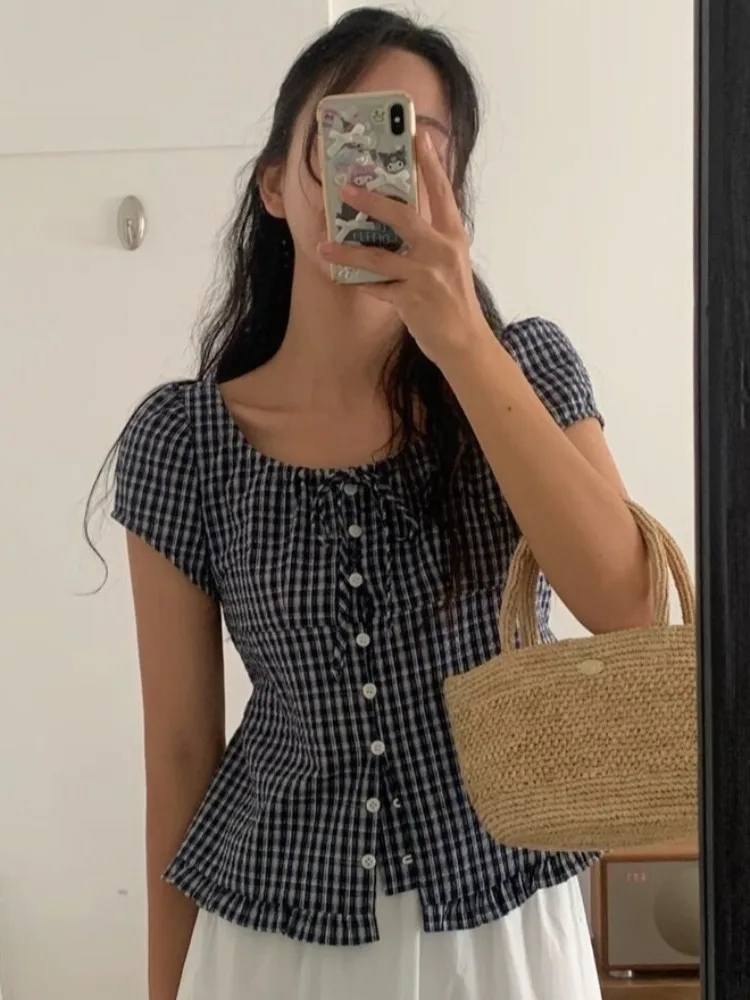 Chic Plaid irt Women's Summer 2025 New Fre Cute Wood ain Ruffle Single Button ort Sve Top Ele Faionable
Chic Plaid irt Women's Summer 2025 New Fre Cute Wood ain Ruffle Single Button ort Sve Top Ele Faionable