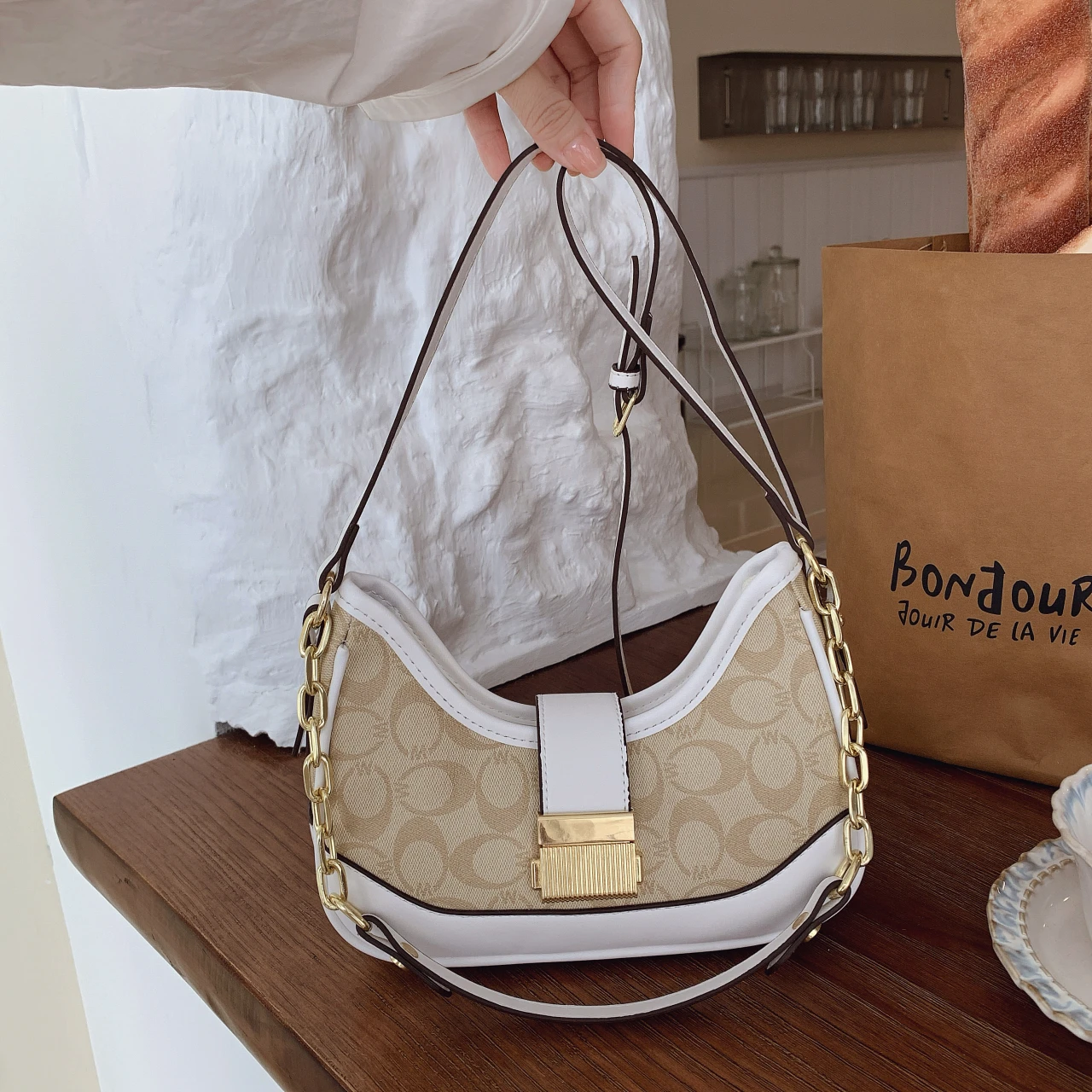 Spacious Leather Messenger Bag Crossbody For Women - Shoulder Bag Style Durable And Chic Luxury Brand
Spacious Leather Messenger Bag Crossbody For Women - Shoulder Bag Style Durable And Chic Luxury Brand