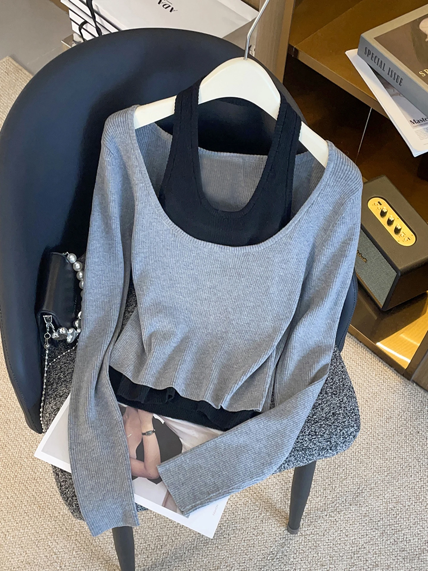 High-End Knitted Top Women's Fashion Autumn Winter Design Sense Fake Two-Piece Hanging Neck Woolen Knitted Shirt for Ladies
High-End Knitted Top Women's Fashion Autumn Winter Design Sense Fake Two-Piece Hanging Neck Woolen Knitted Shirt for Ladies