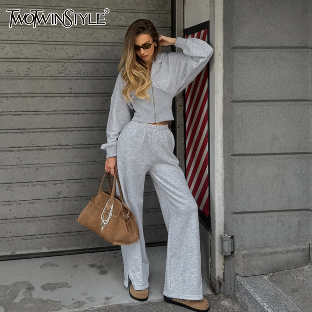 TWOTWINSTYLE светло-серый спортивный костюм с капюшоном для женщин, утягивающая толстовка с застежкой-молнией, прямые брюки с высокой талией для повседневного уличного стиля
TWOTWINSTYLE светло-серый спортивный костюм с капюшоном для женщин, утягивающая толстовка с застежкой-молнией, прямые брюки с высокой талией для повседневного уличного стиля