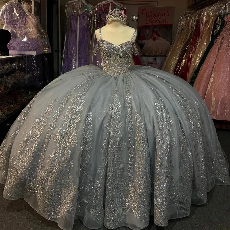 Grey Shiny Quinceanera Dresses Ball Gown Off The Shoulder Applique Lace Beading Crystal Tull Party Birthday Sweet 16 Dress Vesti
Grey Shiny Quinceanera Dresses Ball Gown Off The Shoulder Applique Lace Beading Crystal Tull Party Birthday Sweet 16 Dress Vesti