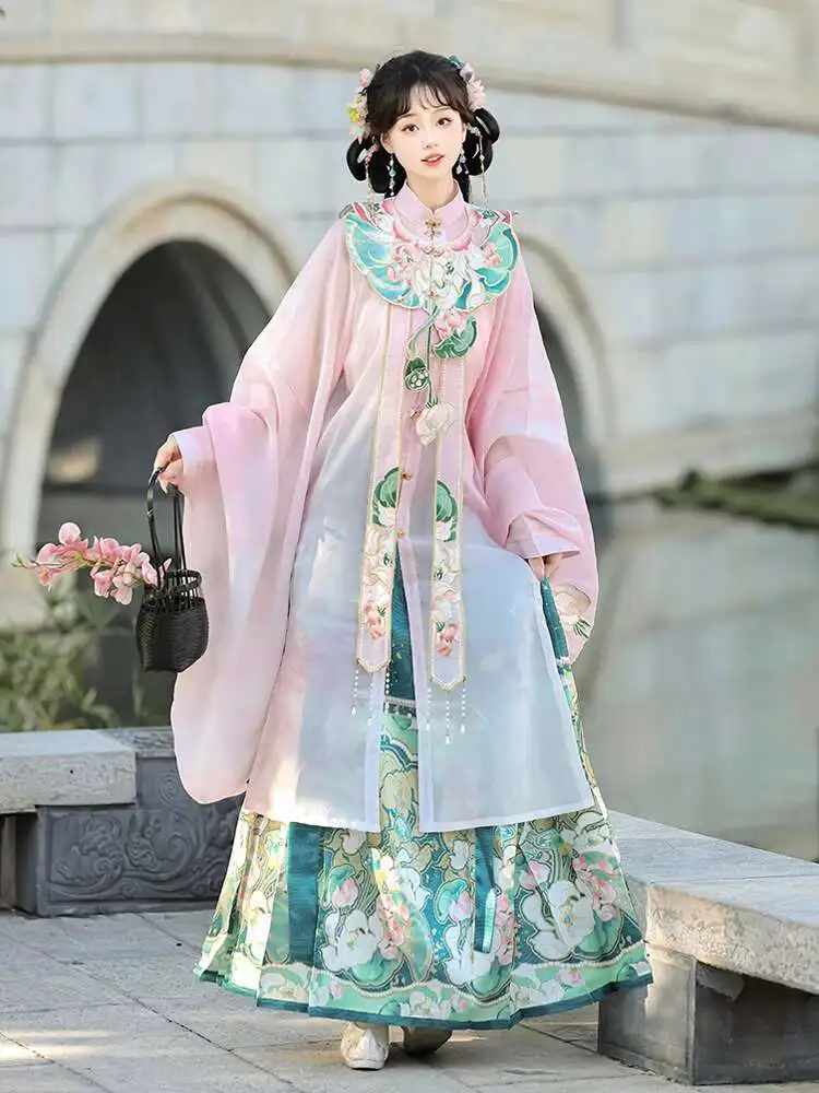 Jade Finger Twist _ Женская улучшенная длинная рубашка Hanfu с ароматом лотоса Ming Made Cloud Shoulder, новинка весны/лета 2025 года, лошадь
Jade Finger Twist _ Женская улучшенная длинная рубашка Hanfu с ароматом лотоса Ming Made Cloud Shoulder, новинка весны/лета 2025 года, лошадь