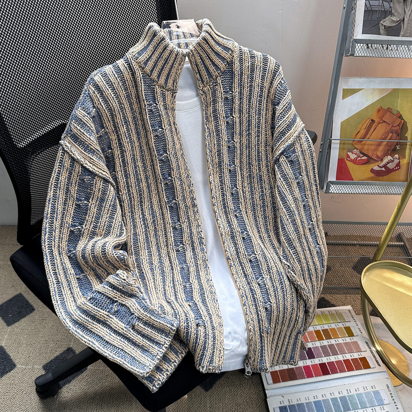 Мужской вязаный кардиган в американском ретро-стиле с полосками, осенне-зимний, свободный, с высоким воротником, на молнии, повседневный трикотаж
Мужской вязаный кардиган в американском ретро-стиле с полосками, осенне-зимний, свободный, с высоким воротником, на молнии, повседневный трикотаж