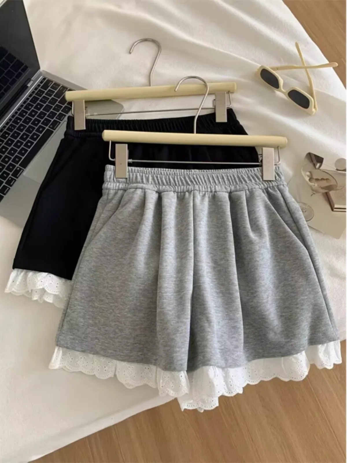 Retro Lace Trim Wide Leg Short Pants Women High Waist Loose Casual Sports Hot Pants Outerwear Straight Tube Pants Spring 2025
Retro Lace Trim Wide Leg Short Pants Women High Waist Loose Casual Sports Hot Pants Outerwear Straight Tube Pants Spring 2025