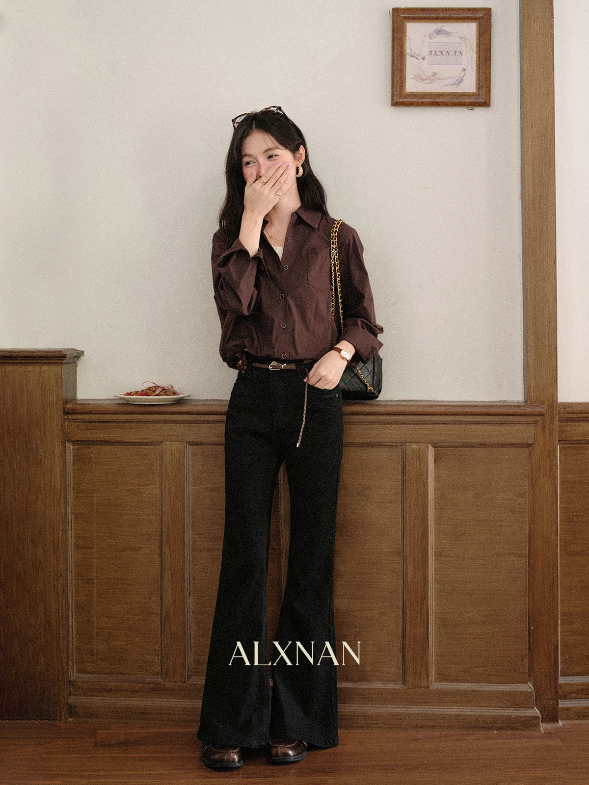 ALXNAN Vintage Blue Flared Jeans High-waist Cotton Women's Denim Pants 2025 Autumn New Elegant Casual Baggy Jeans Ladies L57028 
ALXNAN Vintage Blue Flared Jeans High-waist Cotton Women's Denim Pants 2025 Autumn New Elegant Casual Baggy Jeans Ladies L57028