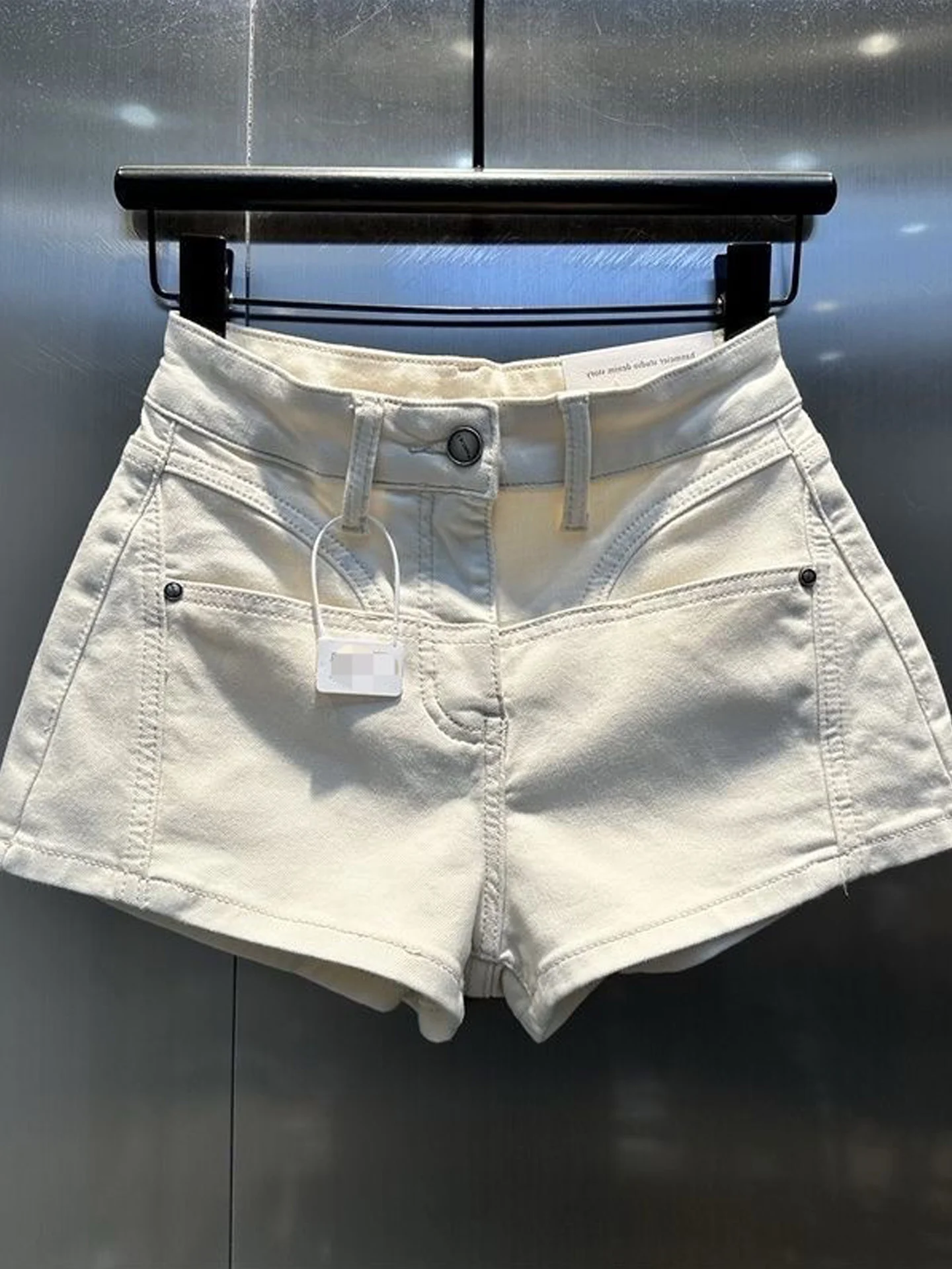 High Waist Denim Shorts Women's Summer 2026 New Style Pure Color Fashion Versatile Slimming Trendy A-Line Hot Pants
High Waist Denim Shorts Women's Summer 2026 New Style Pure Color Fashion Versatile Slimming Trendy A-Line Hot Pants