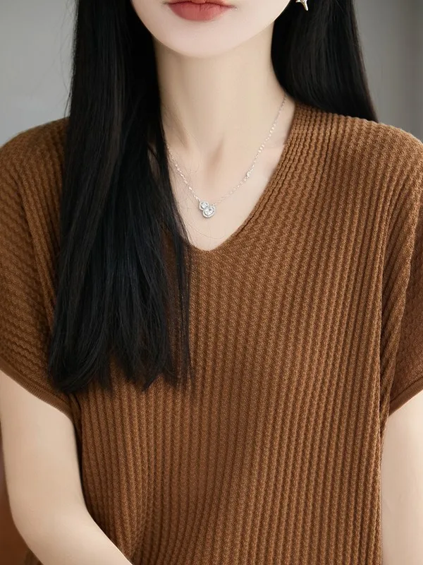 High-End V-Neck Ice Silk Knitted Short Sleeve T-Shirt Women Summer Thin Loose Slimming Base Shirt New Casual Style Soft Fabric
High-End V-Neck Ice Silk Knitted Short Sleeve T-Shirt Women Summer Thin Loose Slimming Base Shirt New Casual Style Soft Fabric