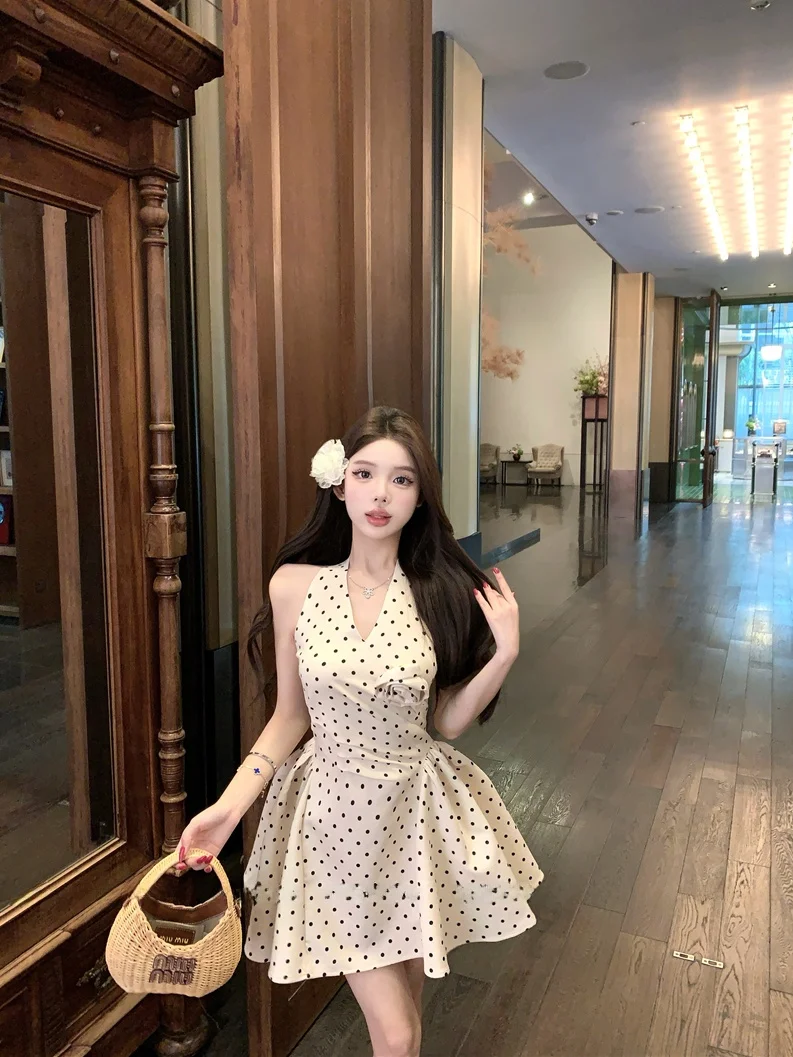 Summer Polka Dot Floral Halter Neck Women's Dress Korean Style Pleated Waist Cinched Flared Skirt Short Dress Elegant
Summer Polka Dot Floral Halter Neck Women's Dress Korean Style Pleated Waist Cinched Flared Skirt Short Dress Elegant