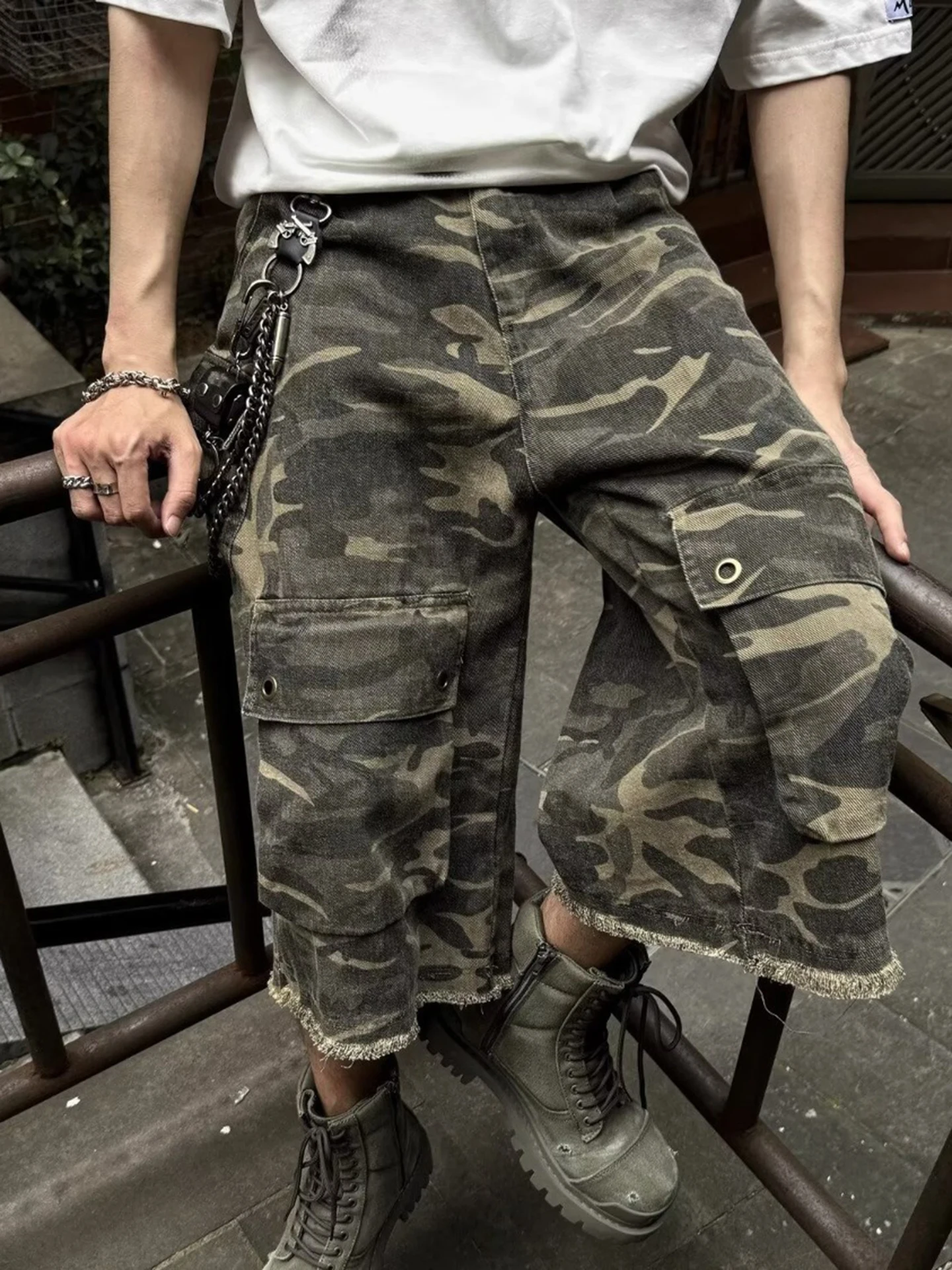 American Retro Camouflage Workwear Seven-Foot Pants Men Summer Trendy Brand Big Pocket Frayed Loose Wide Leg Casual Shorts
American Retro Camouflage Workwear Seven-Foot Pants Men Summer Trendy Brand Big Pocket Frayed Loose Wide Leg Casual Shorts
