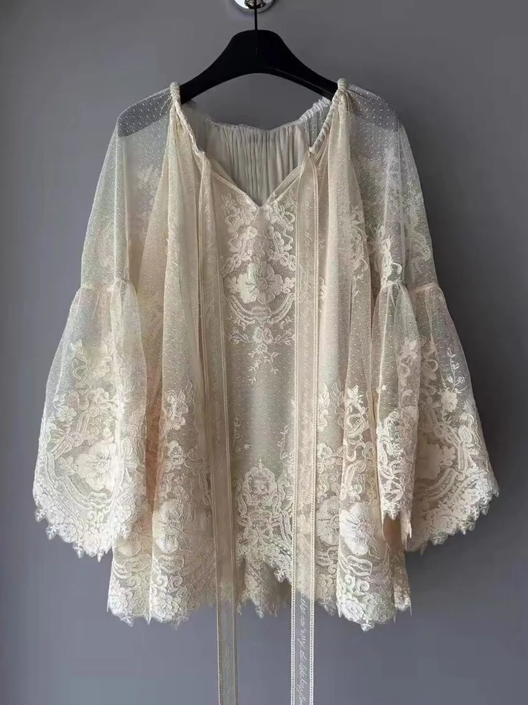 Chic Lace Splice Bell Sleeve Top Women's Fashion Spring Summer New Style Korean Version Loose Fit Embroidered V-Neck Shirt
Chic Lace Splice Bell Sleeve Top Women's Fashion Spring Summer New Style Korean Version Loose Fit Embroidered V-Neck Shirt