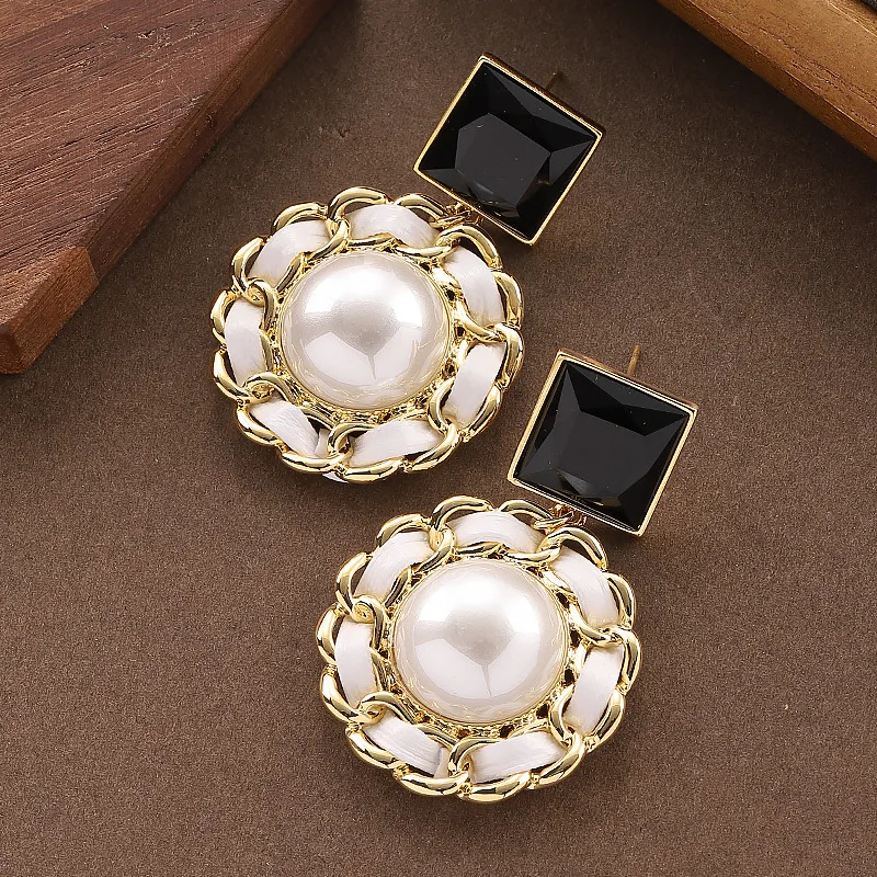 Elegant, fragrant leather braided pearl earrings, light luxury, niche, fashionable and personalized Hepburn style earrings
Elegant, fragrant leather braided pearl earrings, light luxury, niche, fashionable and personalized Hepburn style earrings