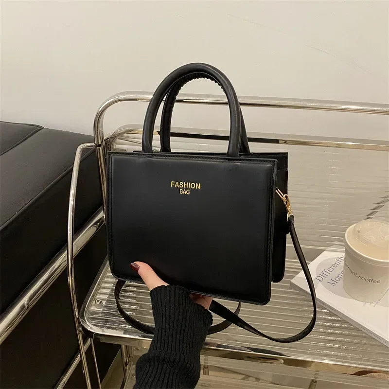 Fashion temperament Large capacity messenger bag Versatile small square bag
Fashion temperament Large capacity messenger bag Versatile small square bag