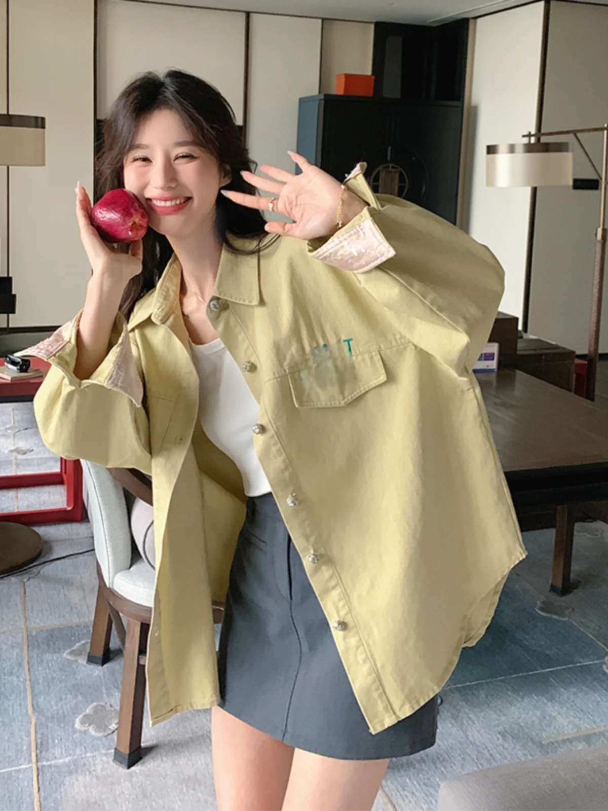 Женская куртка с вышитыми буквами в корейском стиле, повседневная, шикарная, на раннюю осень и весну, новая модная модель прямого кроя с длинными рукавами
Женская куртка с вышитыми буквами в корейском стиле, повседневная, шикарная, на раннюю осень и весну, новая модная модель прямого кроя с длинными рукавами