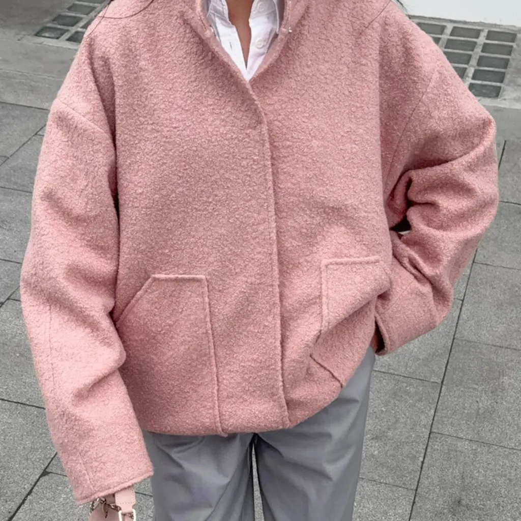 Женское розовое бархатное пальто с длинными рукавами, осеннее темпераментное трехмерное свободное пальто с небольшим воротником в пригородном стиле для Европы и
Женское розовое бархатное пальто с длинными рукавами, осеннее темпераментное трехмерное свободное пальто с небольшим воротником в пригородном стиле для Европы и