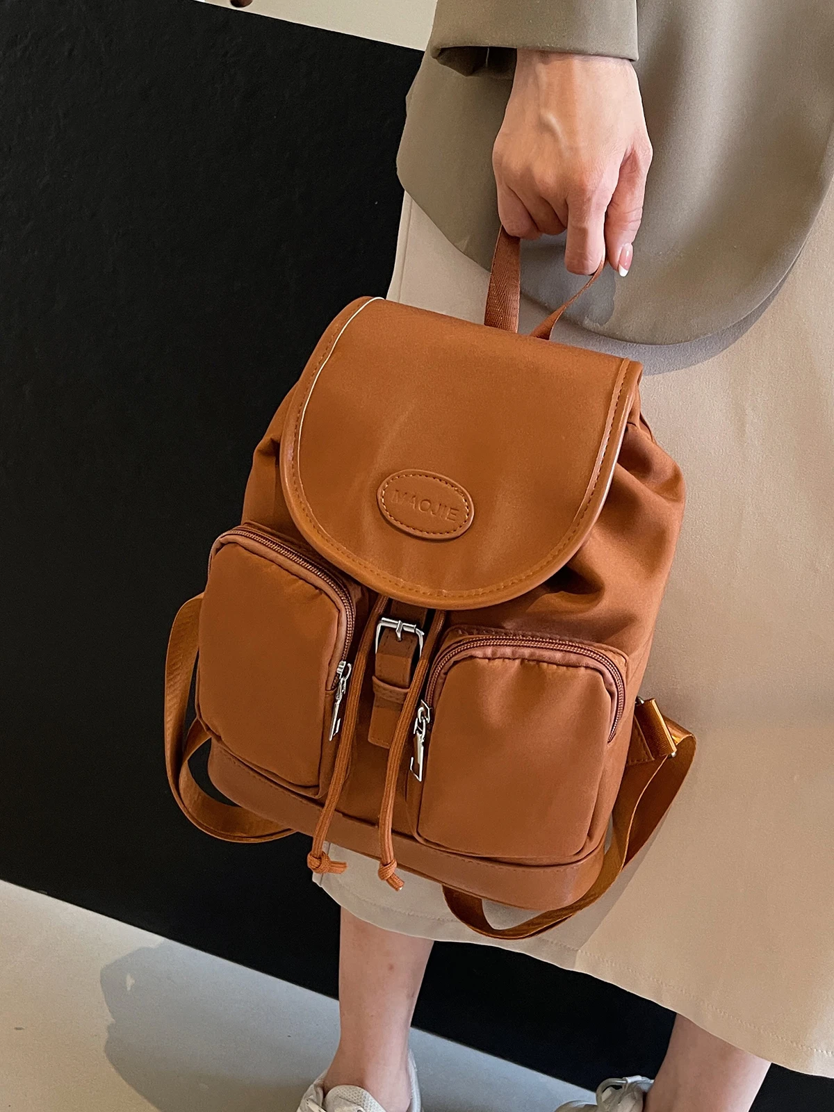 Leisure large-capacity nylon women's shoulder bag 2024 new backpack travel bag after work
Leisure large-capacity nylon women's shoulder bag 2024 new backpack travel bag after work
