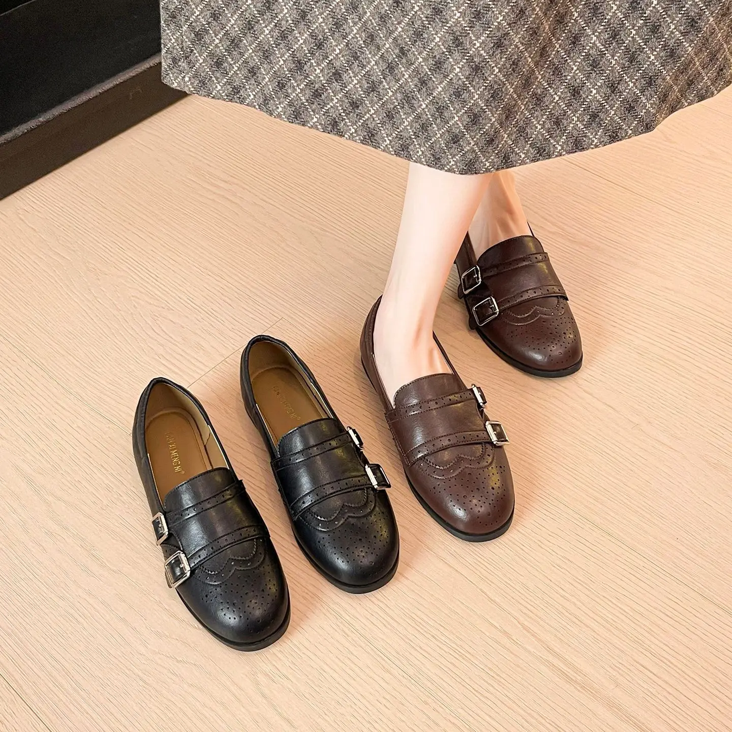 Women Baroque Carved Le Fu Shoes Outdoor Buckle Flat Shoes Shallow Mouth Low Top Women Leather Shoes Outdoor Formal Attire Shoe
Women Baroque Carved Le Fu Shoes Outdoor Buckle Flat Shoes Shallow Mouth Low Top Women Leather Shoes Outdoor Formal Attire Shoe