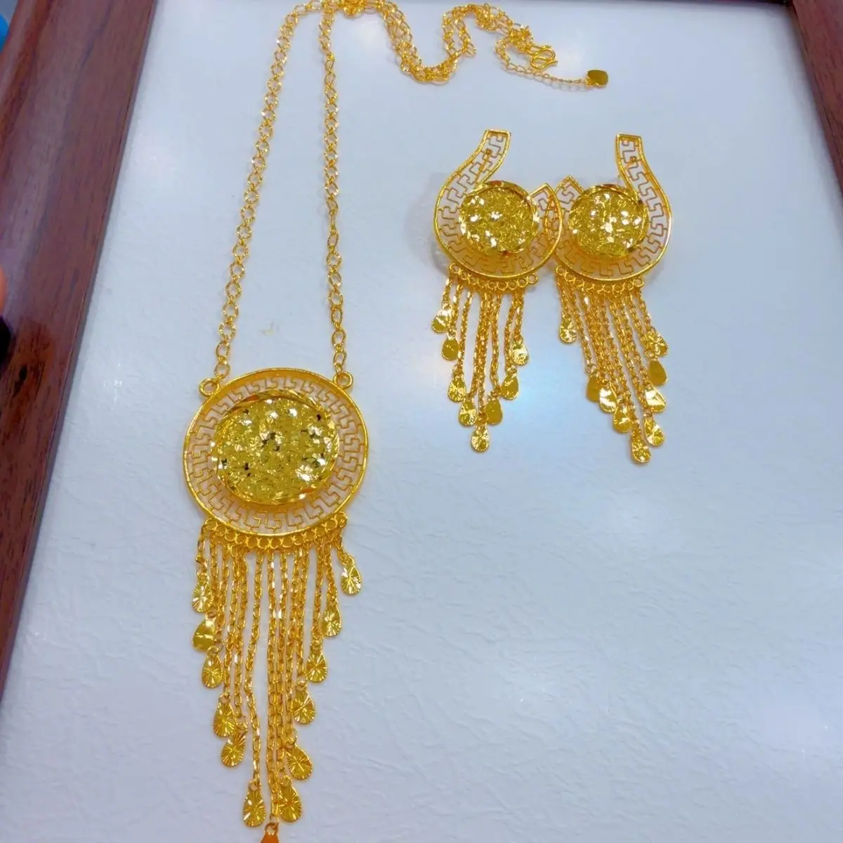 New Fashionable High end Dubai 24K Gold Plated Necklace Earrings Romantic Wedding Party Jewelry Set for Lovers 666
New Fashionable High end Dubai 24K Gold Plated Necklace Earrings Romantic Wedding Party Jewelry Set for Lovers 666