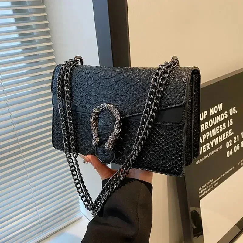 Retro Style Fashion Chain Shoulder Bag for Women Snake Pattern Crossbody Small Square Bag Trendy Accessory
Retro Style Fashion Chain Shoulder Bag for Women Snake Pattern Crossbody Small Square Bag Trendy Accessory
